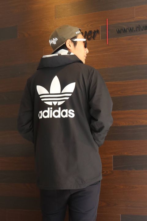 adidasのHARD SHELL JACKET を使ったスタイル
