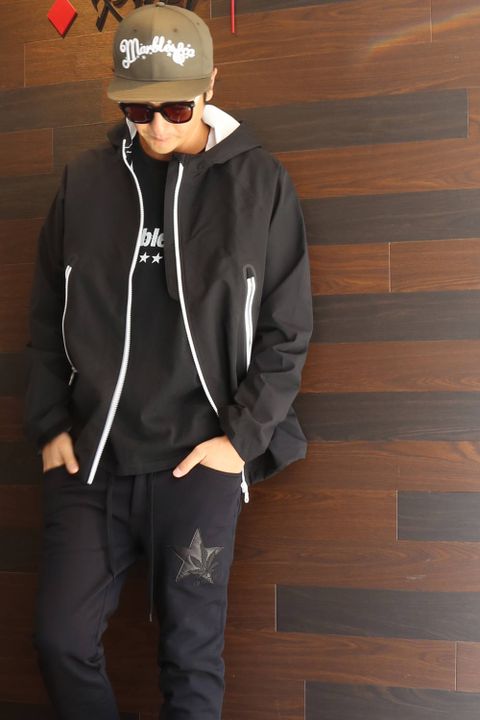 adidasのHARD SHELL JACKET を使ったスタイル