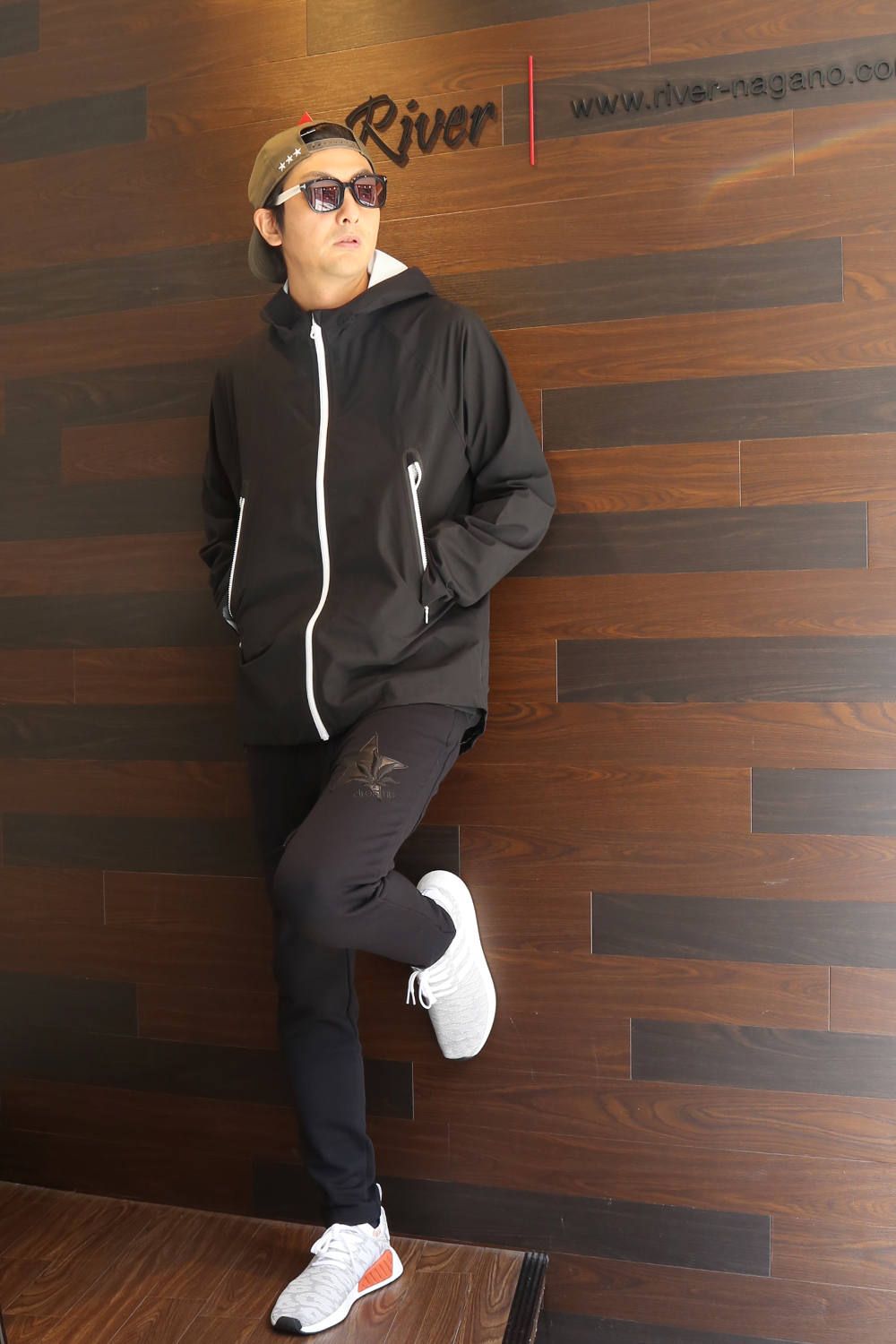 adidasのHARD SHELL JACKET を使ったスタイル