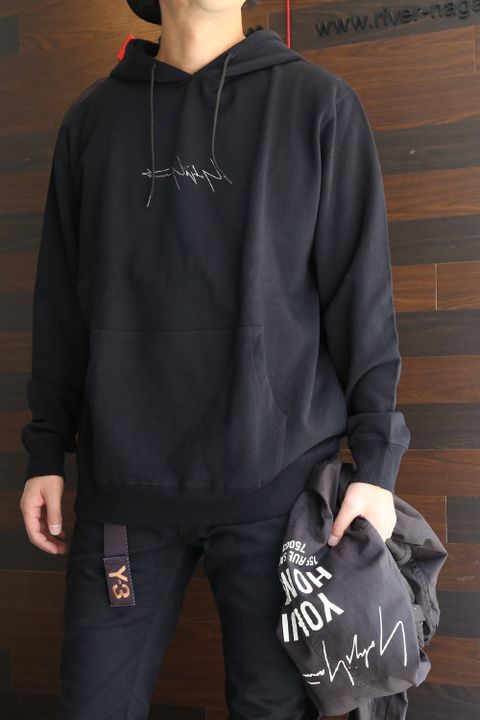 yohji x NEW ERAメインにスタイリング