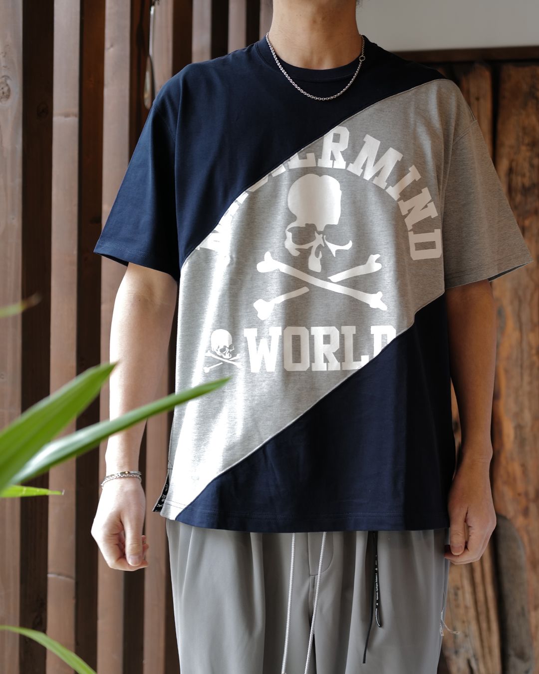 【MASTERMIND WORLD】 DIAGONAL BLOCKED SS TEE  NAVY x TOP GRAY x NAVY