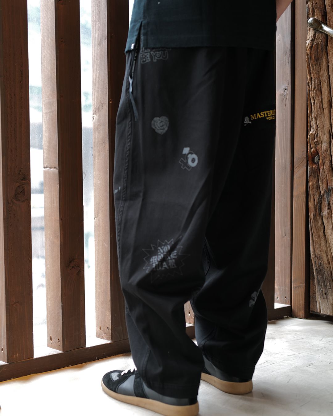 【MASTERMIND WORLD】 DOODLE PRINT WIDE EASY PANTS  BLACK
