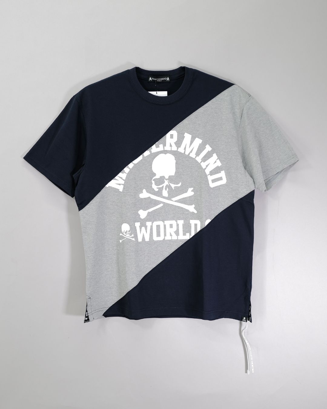 【MASTERMIND WORLD】 DIAGONAL BLOCKED SS TEE  NAVY x TOP GRAY x NAVY