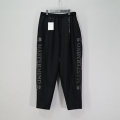 【MASTERMIND WORLD】 EMBROIDERED 2 TUCK EASY PANTS  BLACK