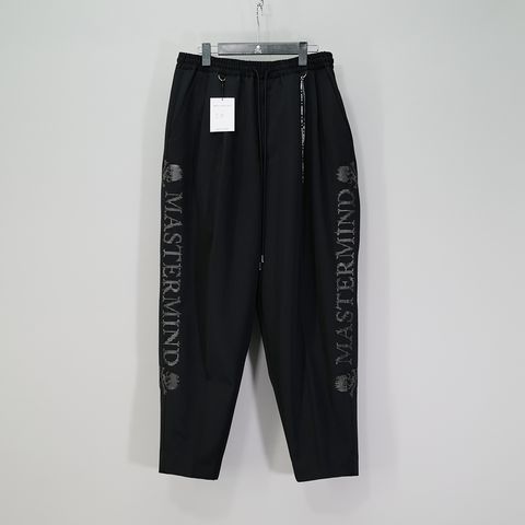 【MASTERMIND WORLD】 EMBROIDERED 2 TUCK EASY PANTS  BLACK