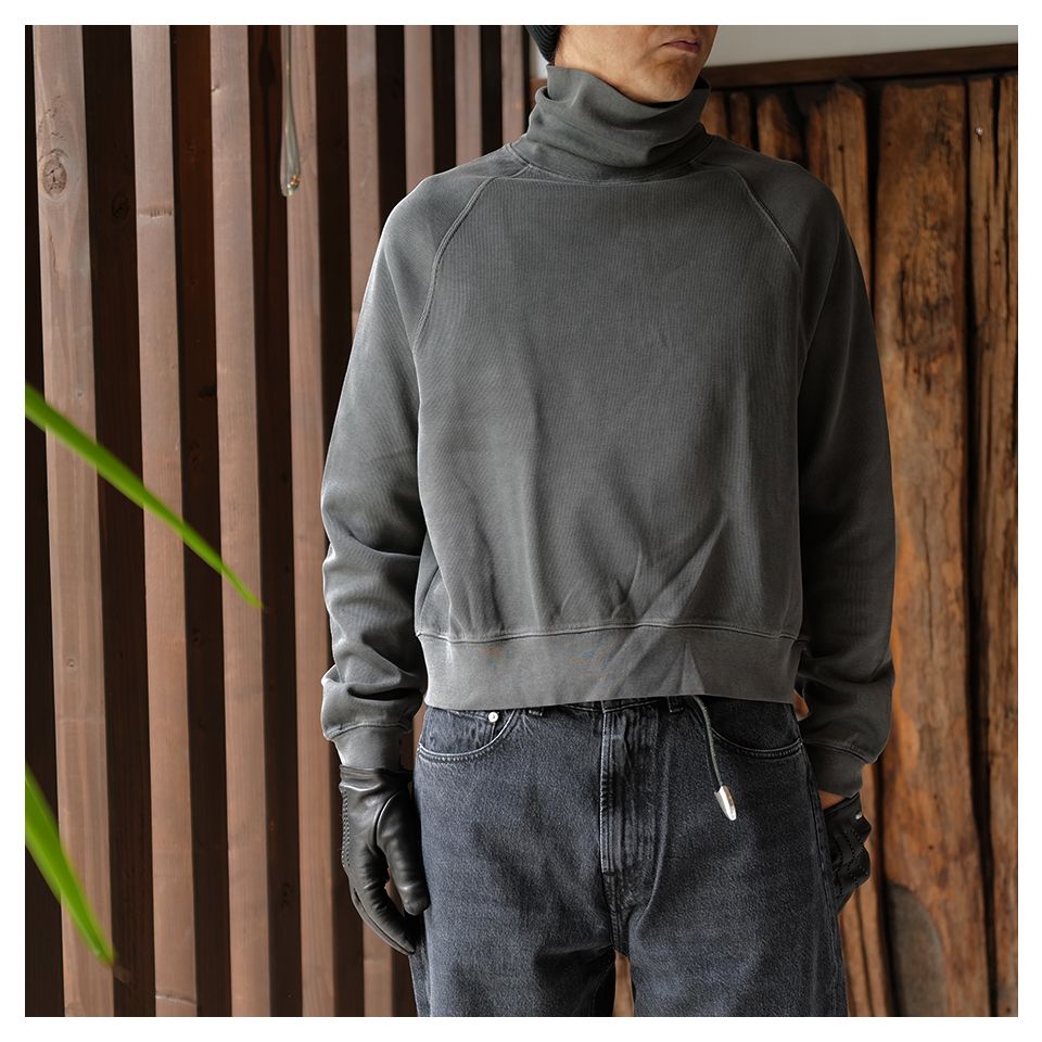 SCHOLAR ROLLNECK	Worn Black Athletic Rib