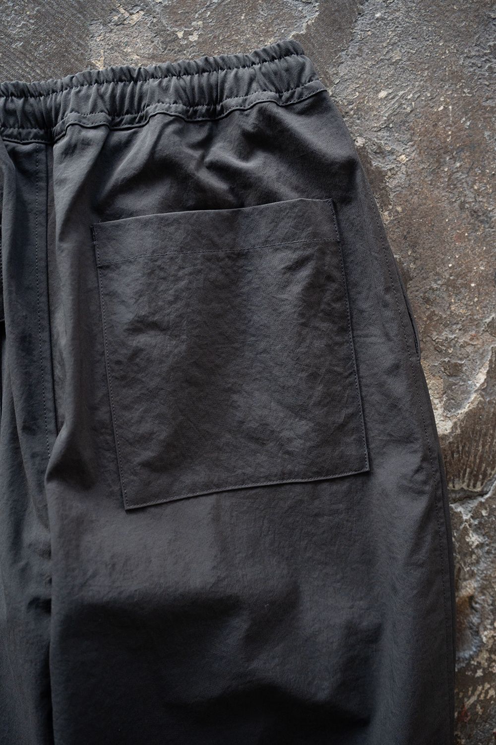 【25AW】タスランナイロンニータックイージーパンツ(CHARCOAL)
