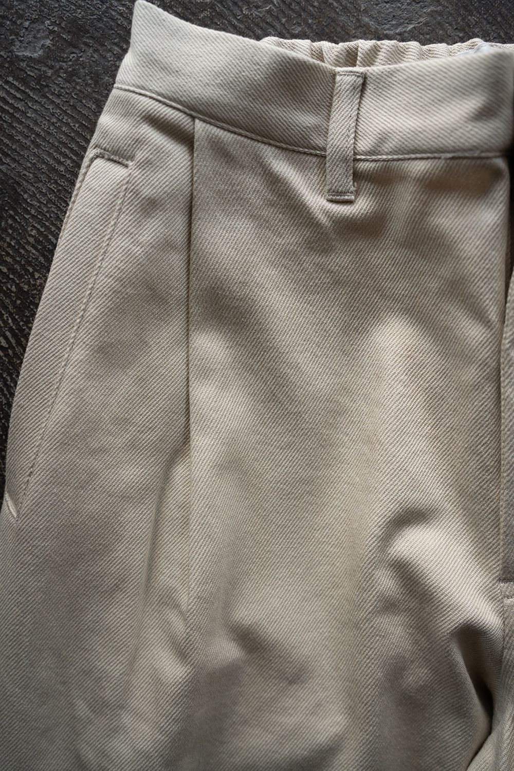 【25AW】ディープタックコットンツイルテーパードパンツ(LIGHT BEIGE)