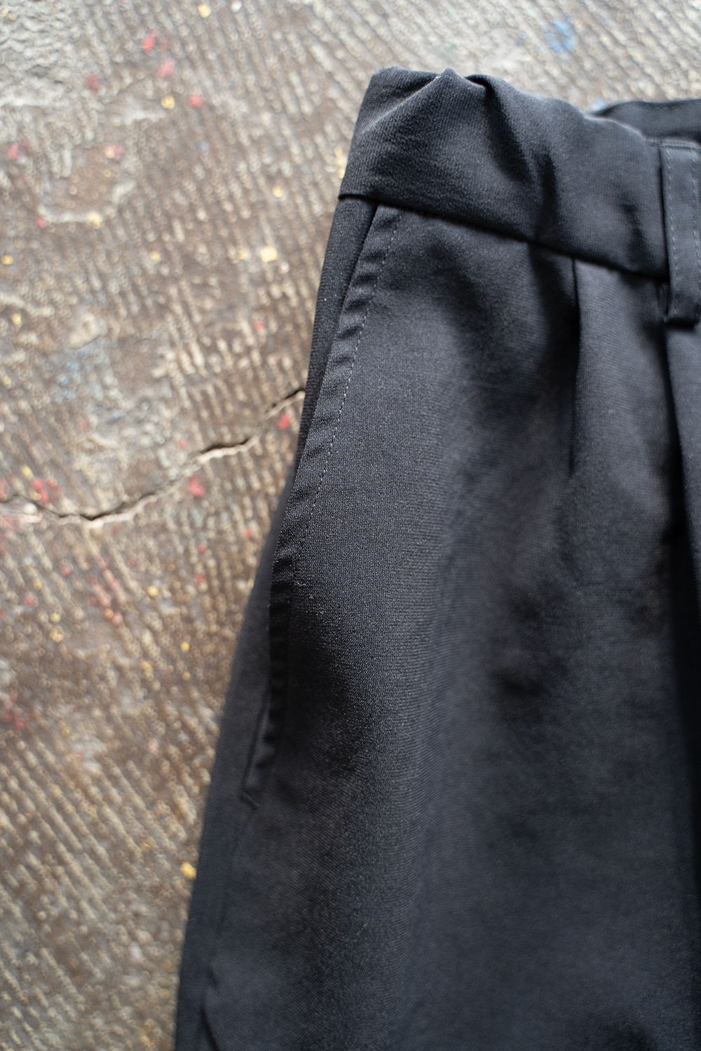 【ラスト1点】【24SS】強撚ポリエステルタックイージースラックス(BLACK NAVY)