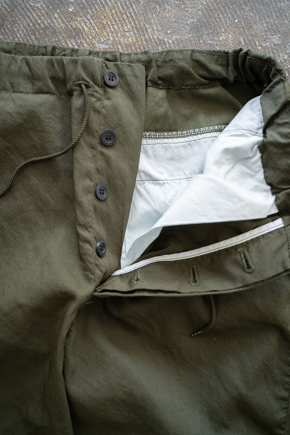 【ラスト1点】【24SS】中空ポリエステルイージーパンツ(DARK OLIVE)