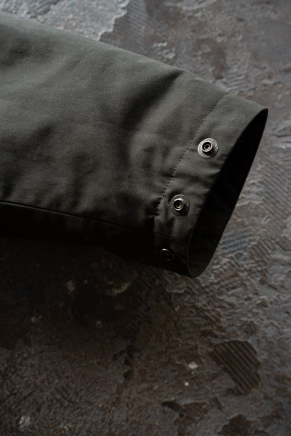 【26AW】シンサレートフーデッドブルゾン(CHARCOAL)