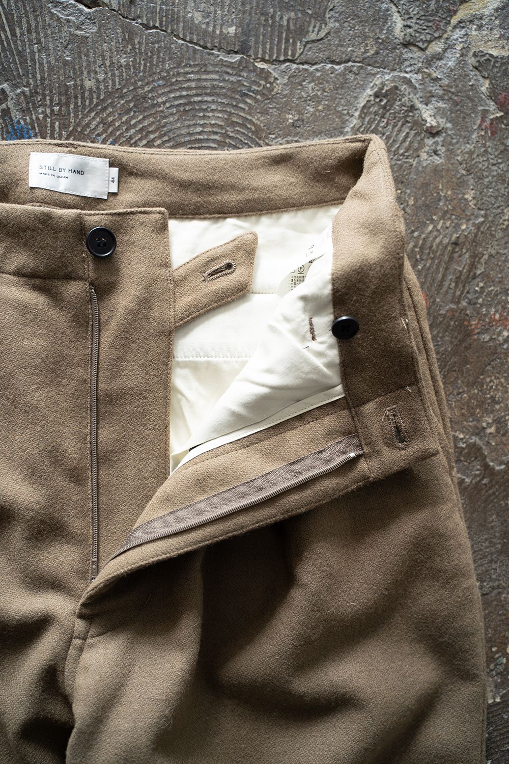 【25AW】ウール×ナイロンワンタックパンツ(KHAKI BEIGE)