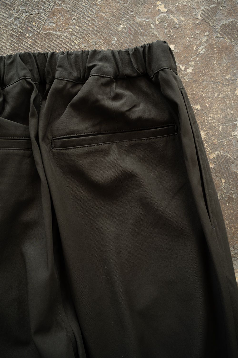 【26AW】コットンギャバジンイージーパンツ(KHAKI BROWN)