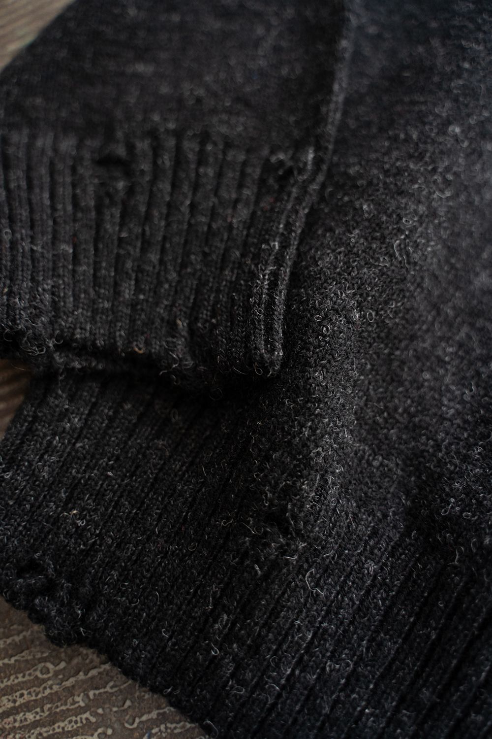 【25AW】ダメージクルーネックニット(DARK CHARCOAL)