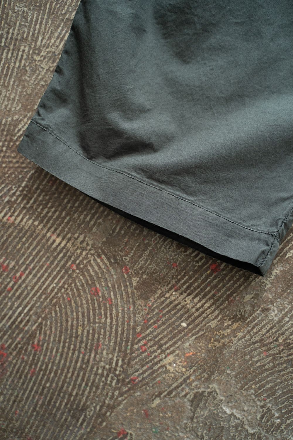 【ラスト1点】【25SS】ガーメントダイ2タックワイドテーパードパンツ(GREEN CHARCOAL)