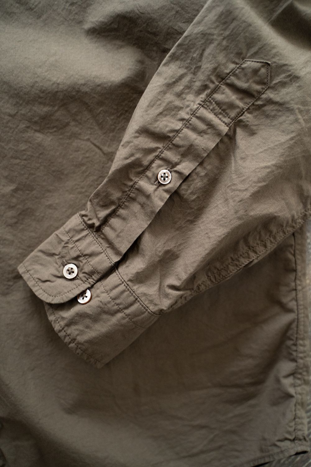 【ラスト1点】【22AW】スビンコットンタイプライターバンドカラーシャツ(DARK BROWN)