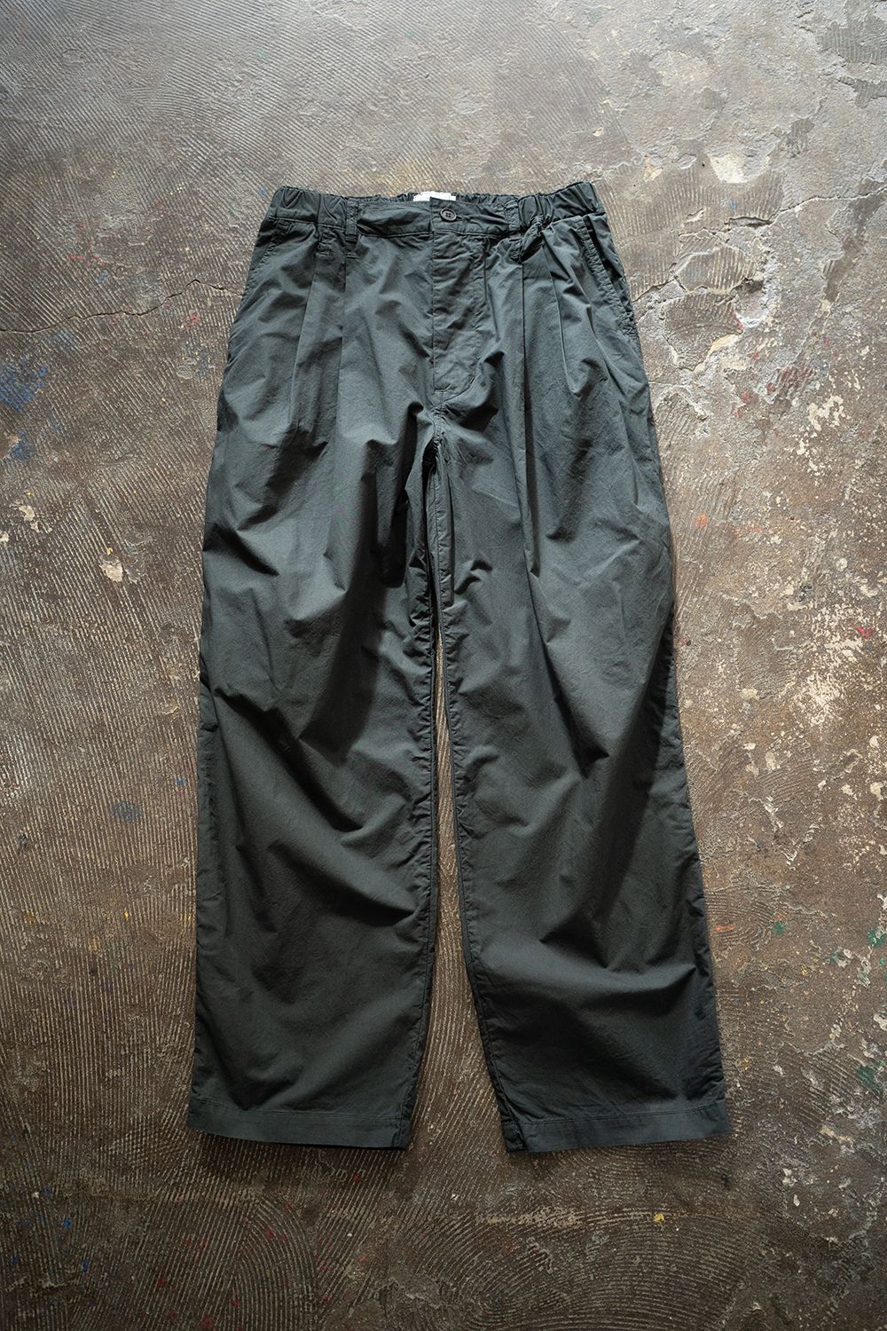 【ラスト1点】【25SS】ガーメントダイ2タックワイドテーパードパンツ(GREEN CHARCOAL)