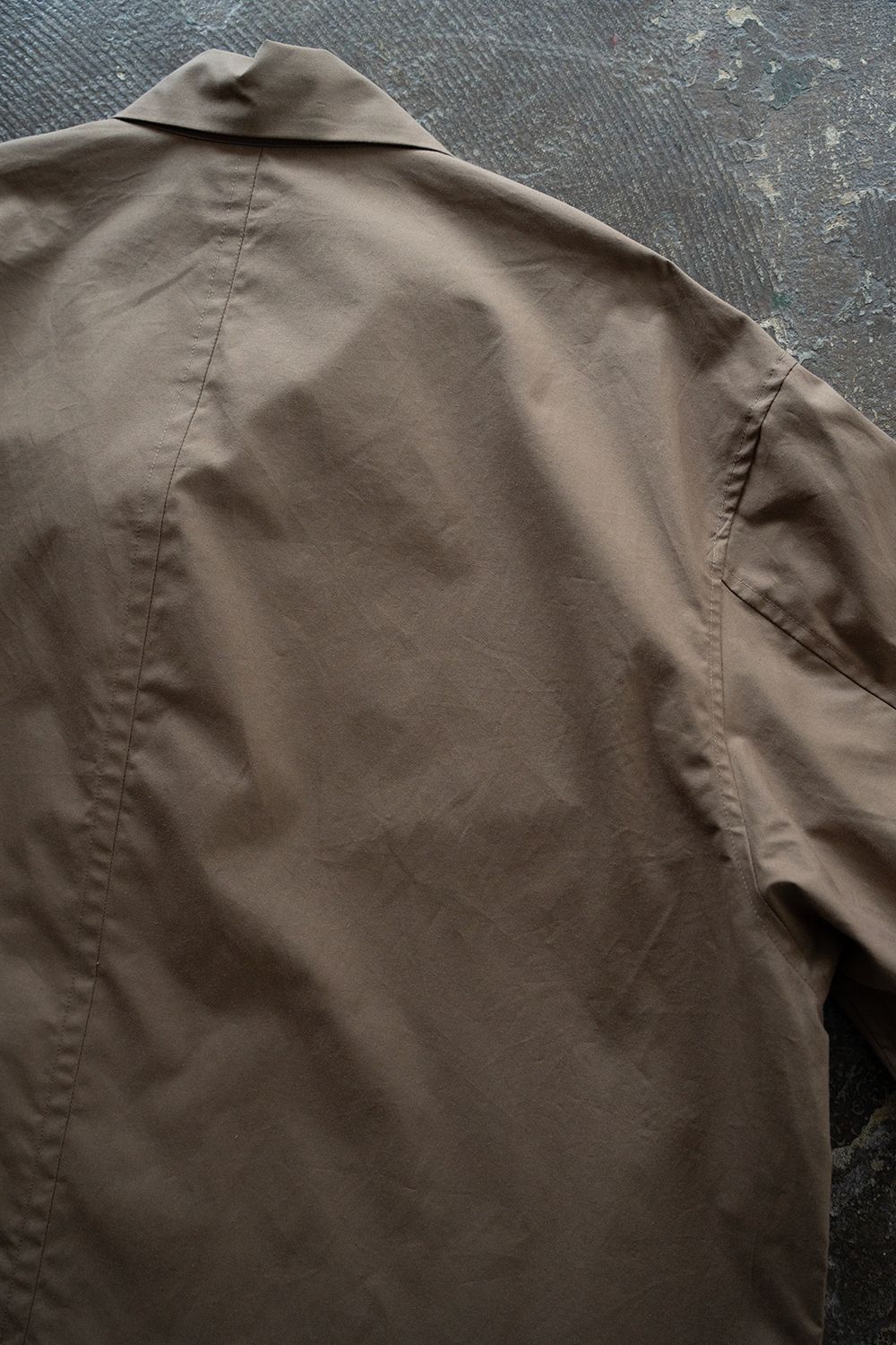 【26SS】コットン×シルクタイプライタースキッパーシャツ(MOCHA BEIGE)