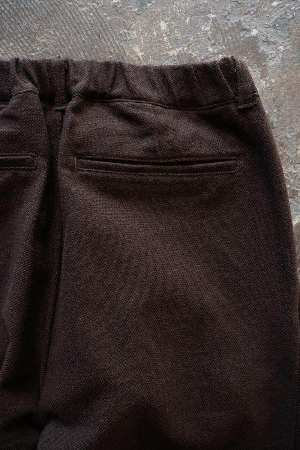 【26AW】コットン×ウールカルゼ2タックイージーパンツ(DARK BROWN)