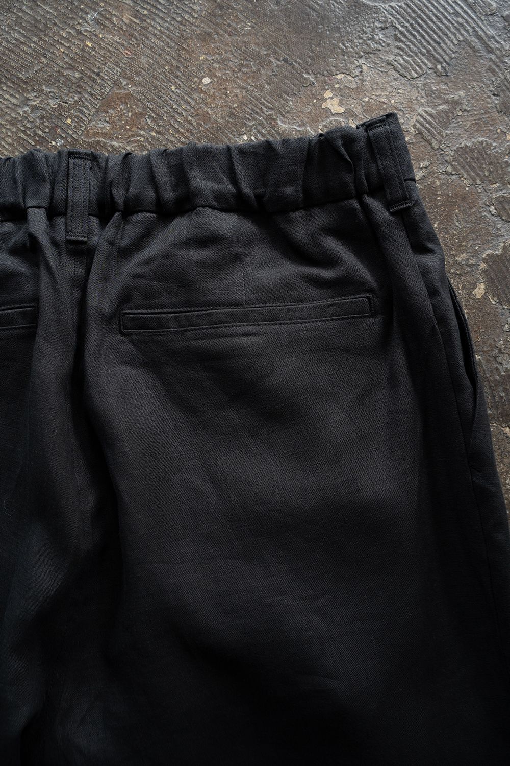 【26SS】リネン2タックテーパードパンツ(CHARCOAL)