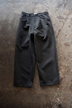 【26AW】ウールサージワンタックパンツ(CHARCOAL)