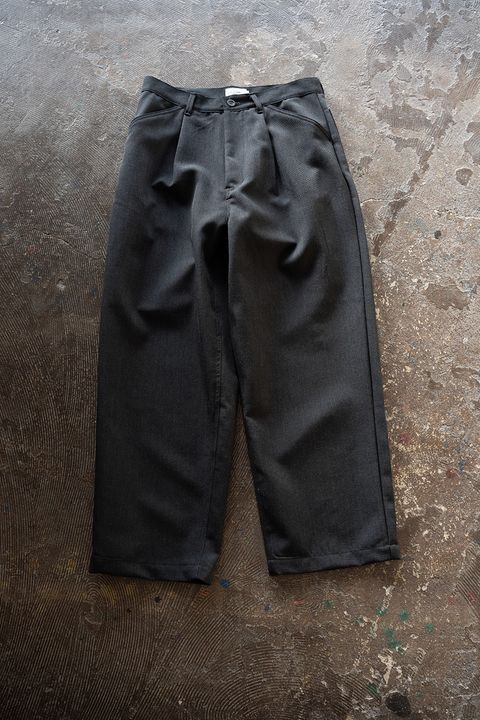 【26AW】ウールサージワンタックパンツ(CHARCOAL)