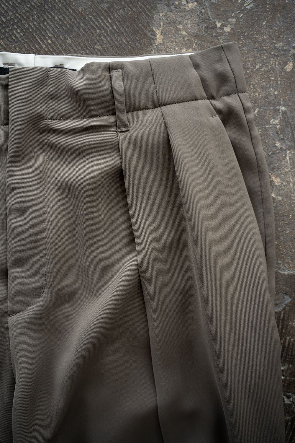 【26SS】PE Drape Double Tuck PT/ポリエステルドレープWタックパンツ(KHAKI)