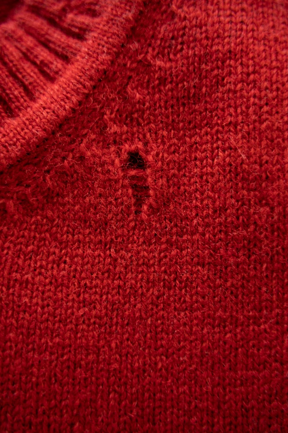 【26AW】ダメージクルーネックカーディガン(VERMILION RED)