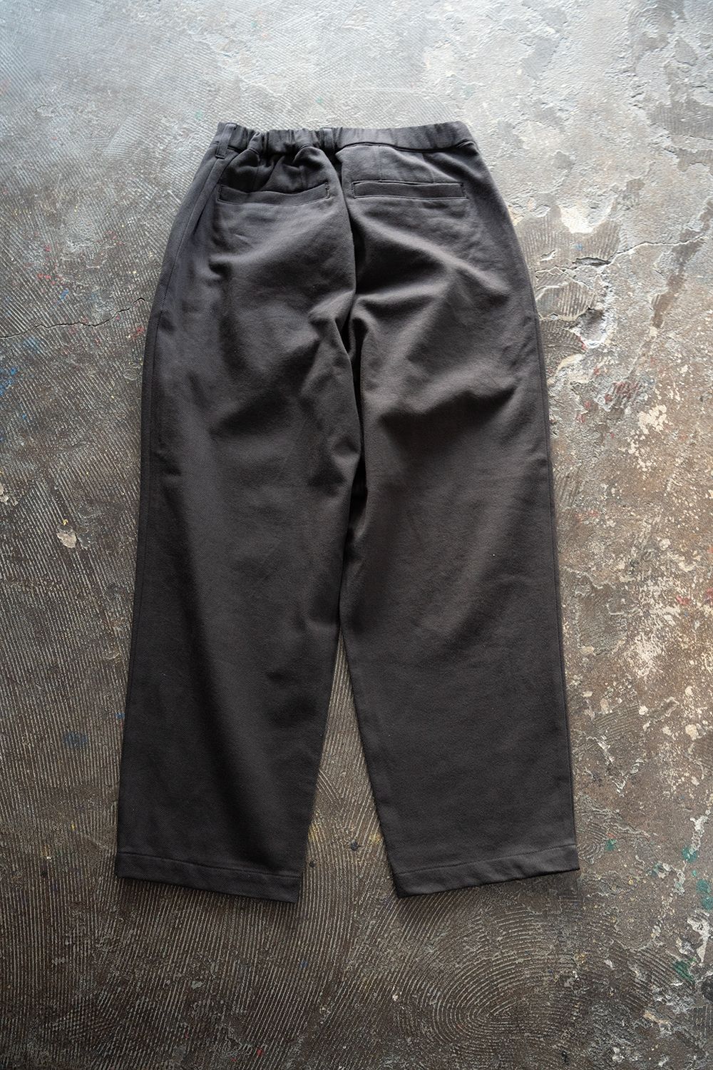 【25AW】ディープタックコットンツイルテーパードパンツ(CHARCOAL)