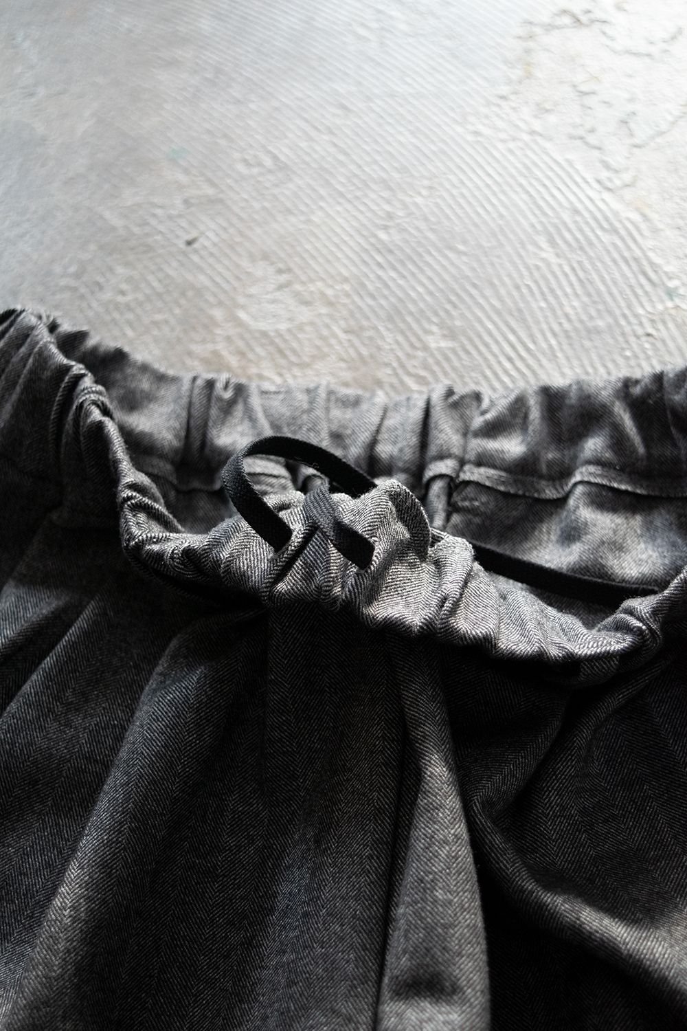 【ラスト1点】【20AW】Wide Tuck Trousers(CHARCOAL HERRINGBONE)