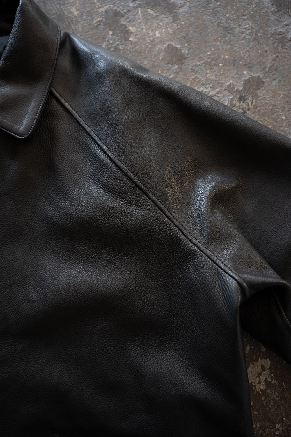 【26AW】カウレザーハーフコート(BLACK)