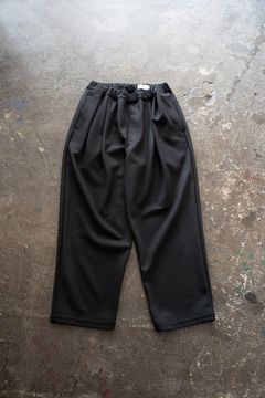 【25AW】ウールジャージー2タックイージーパンツ(CHARCOAL)