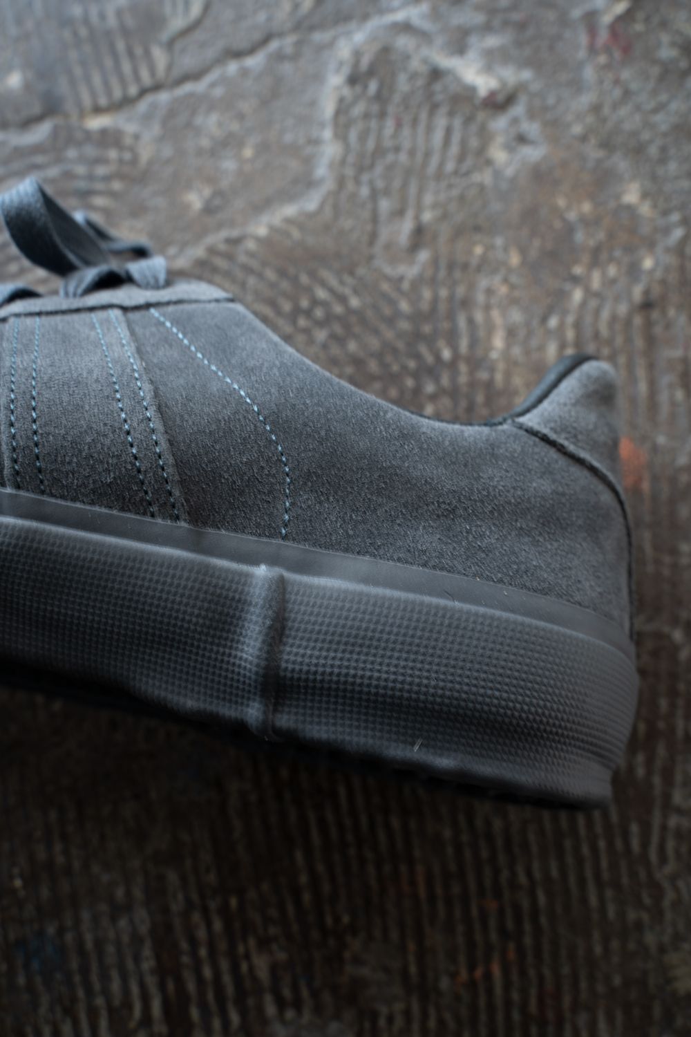 【25AW】REPRODUCTION OF FOUND×STILL BY HANDスウェードスニーカー(CHARCOAL)