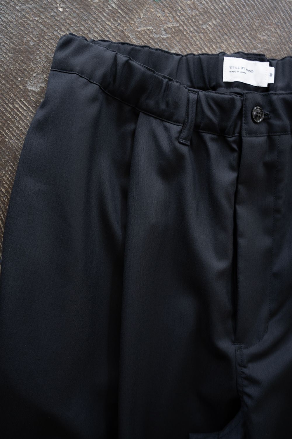 【26SS】ウォッシャブルウールイージースラックス(BLACK NAVY)