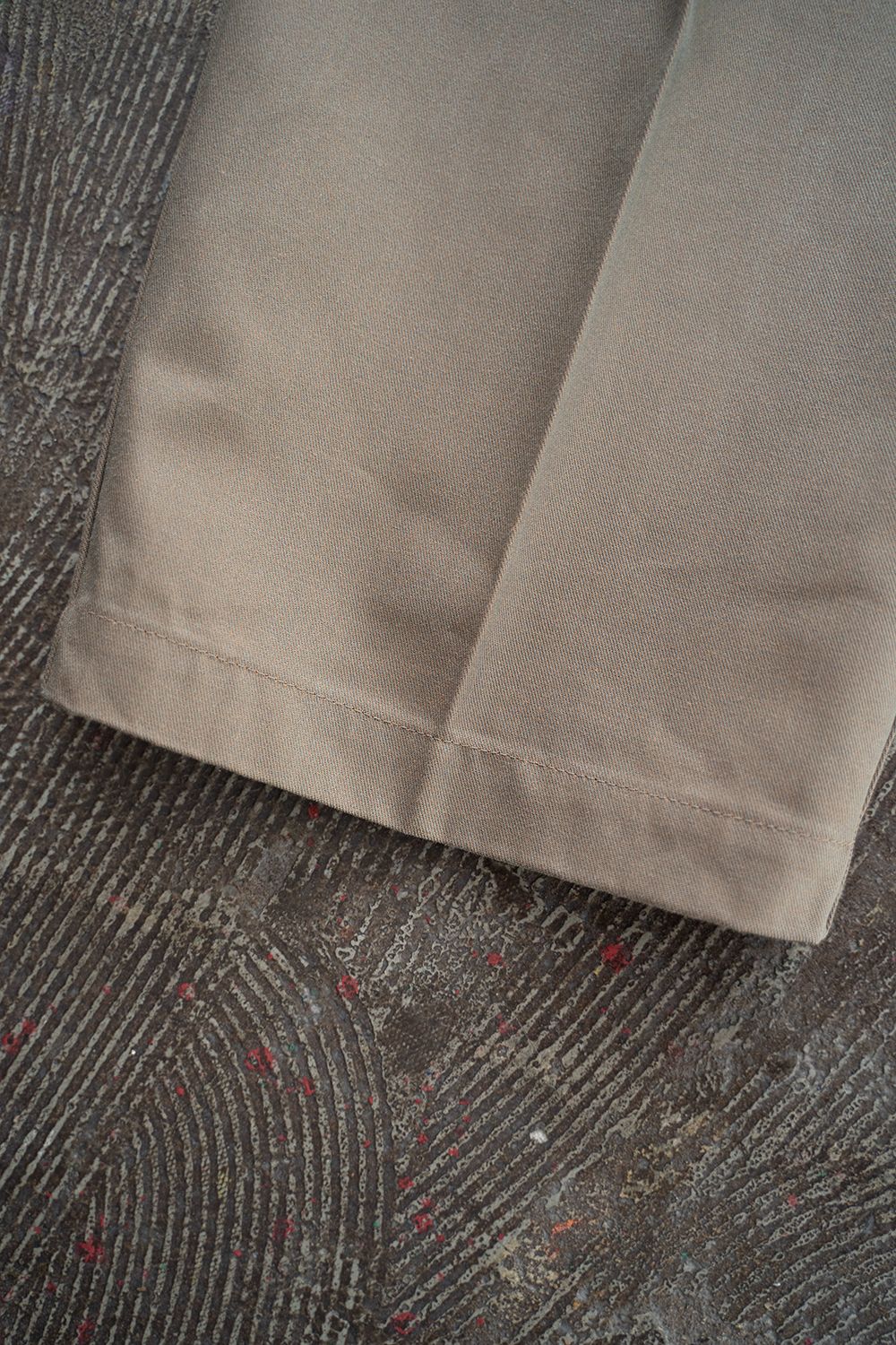 【24AW】2タックセンタープレスシャンブレースラックス(OLIVE)