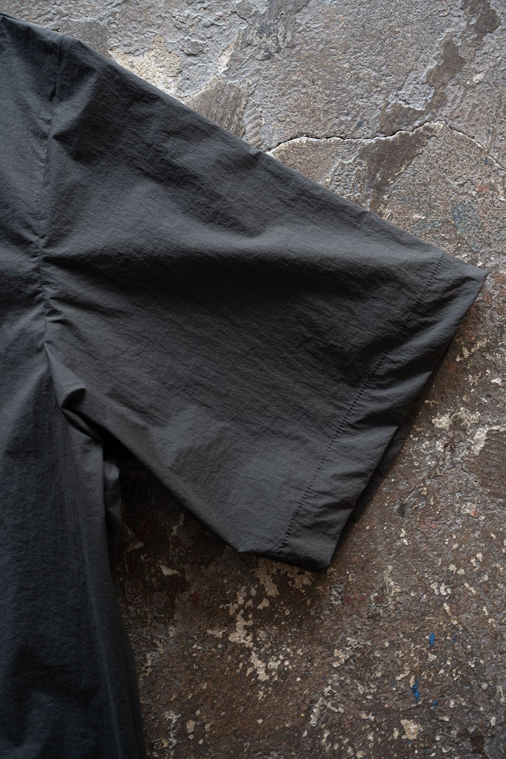 【26SS】ストレッチナイロン半袖シャツ(CHARCOAL)