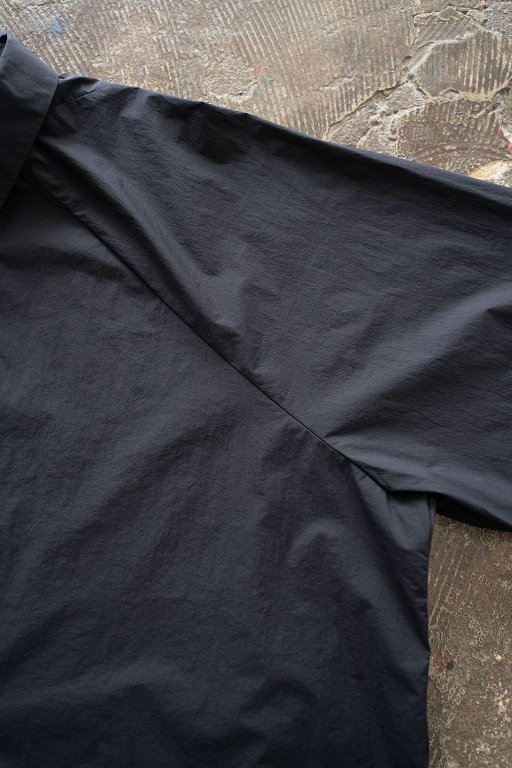 【ラスト1点】【25SS】ストレッチナイロン変形スリーブ半袖シャツ(NAVY)