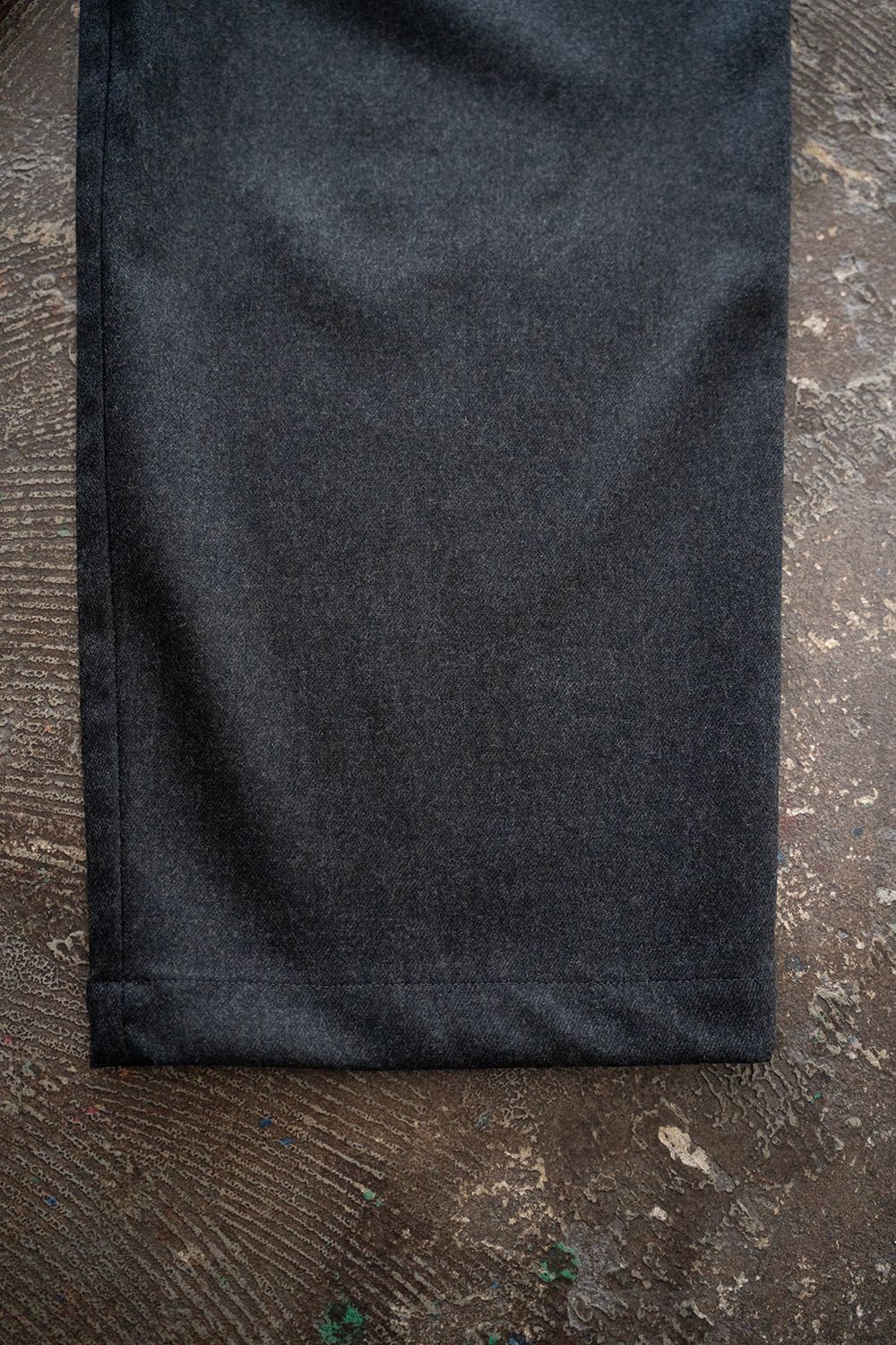 【25AW】ウールサキソニーイージースラックス(CHARCOAL)