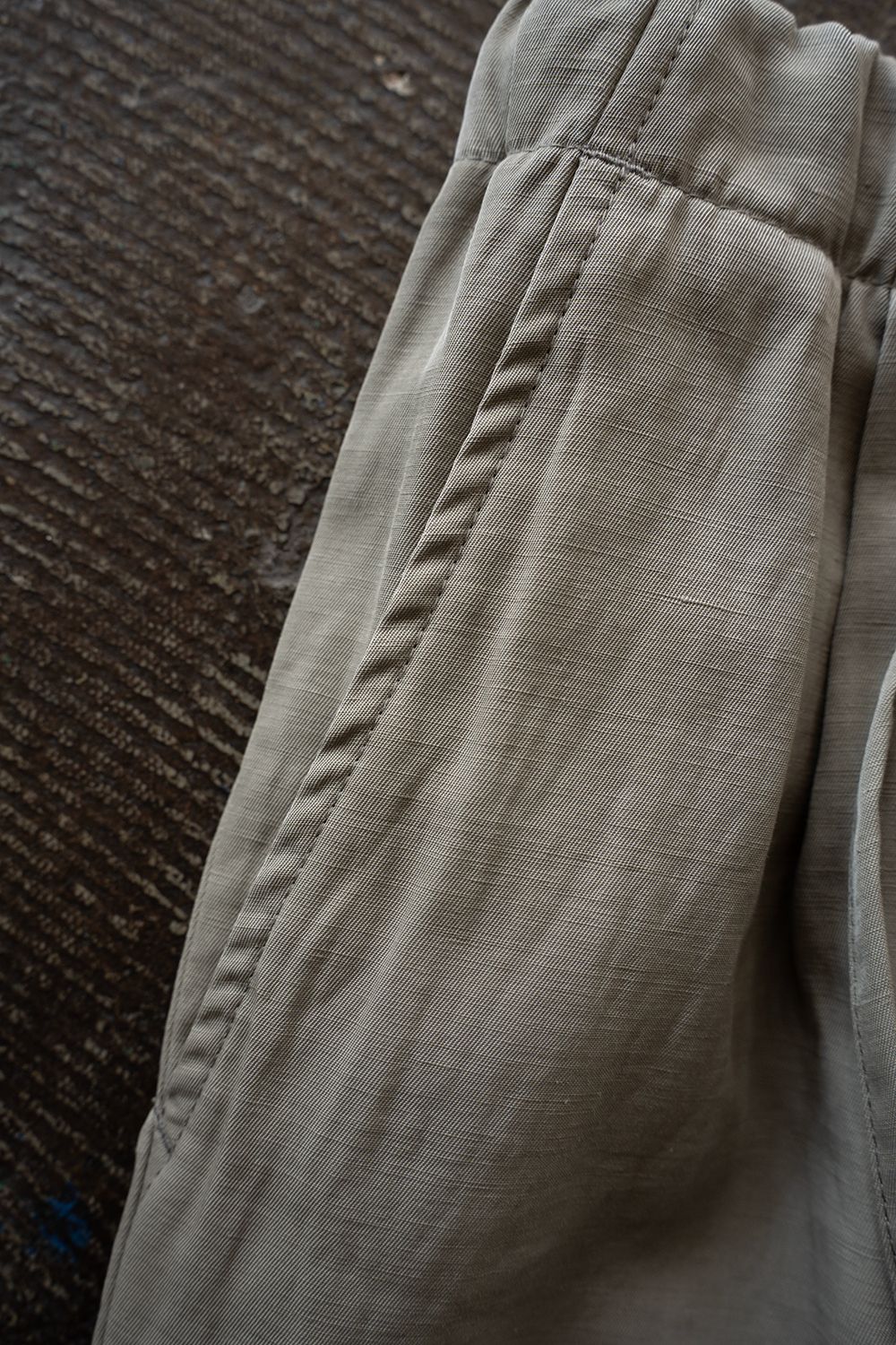 【26SS】ピグメントプリントタックイージーパンツ(SAGE)