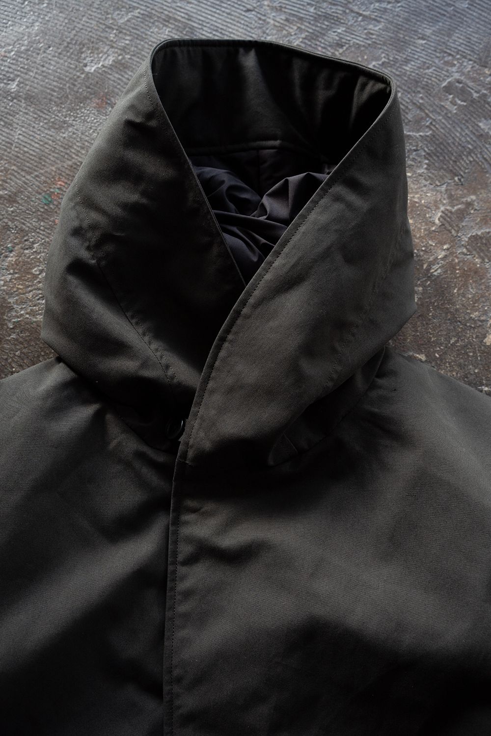 【26AW】シンサレートフーデッドブルゾン(CHARCOAL)
