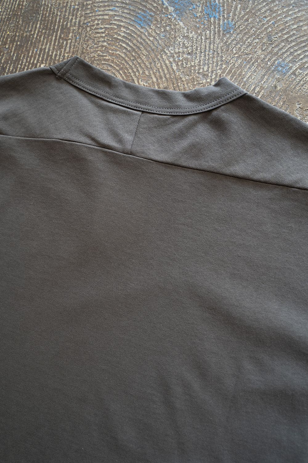 【ラスト1点】【23SS】強撚コットンスプリットヨークTシャツ(CHARCOAL)