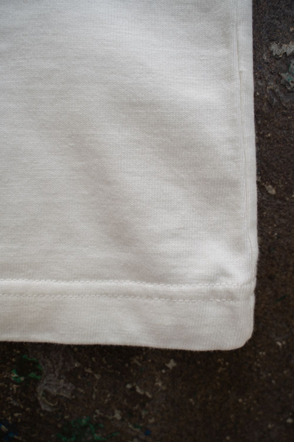 【ラスト1点】スビンコットン10/-度詰吊り天竺ポケット付き半袖T(OFF WHITE)