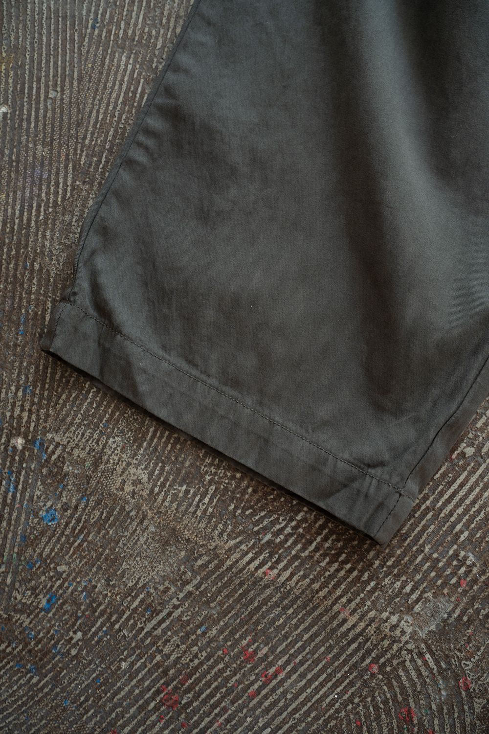【26SS】ガーメントダイ2タックテーパードパンツ(DARK OLIVE)
