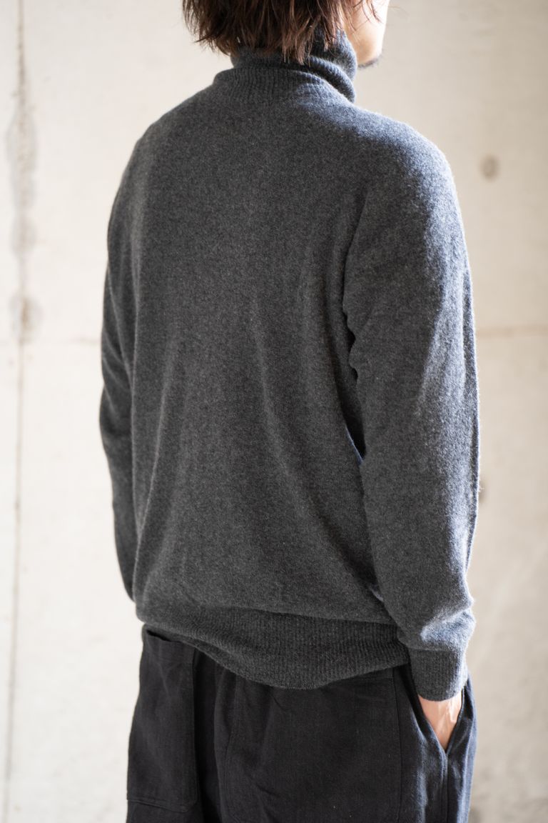176cm、58kgの細身体型の男性でサイズ3を着用しております。