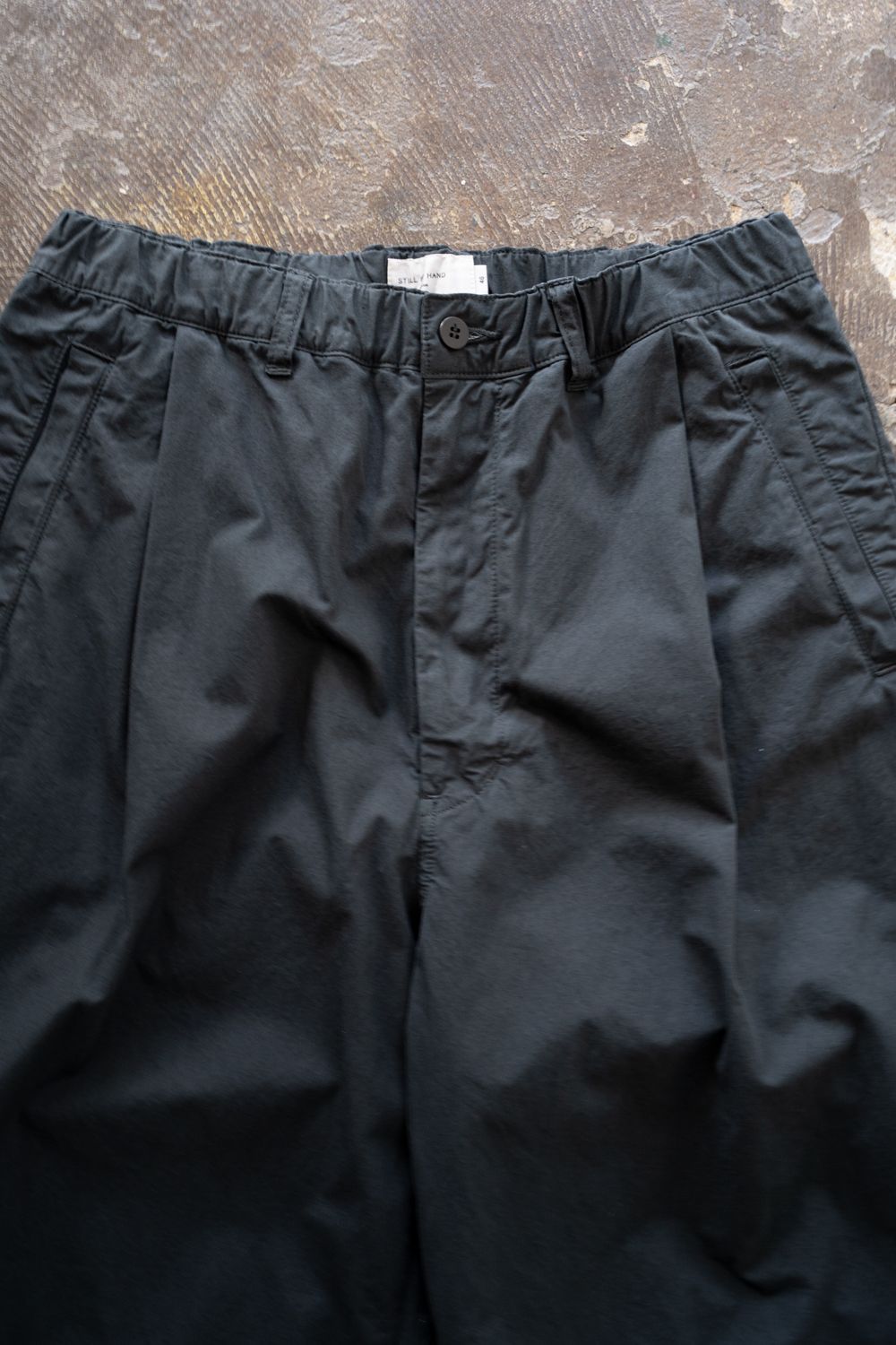 【25AW】ガーメントダイディープタックテーパードパンツ(BLUE CHARCOAL)