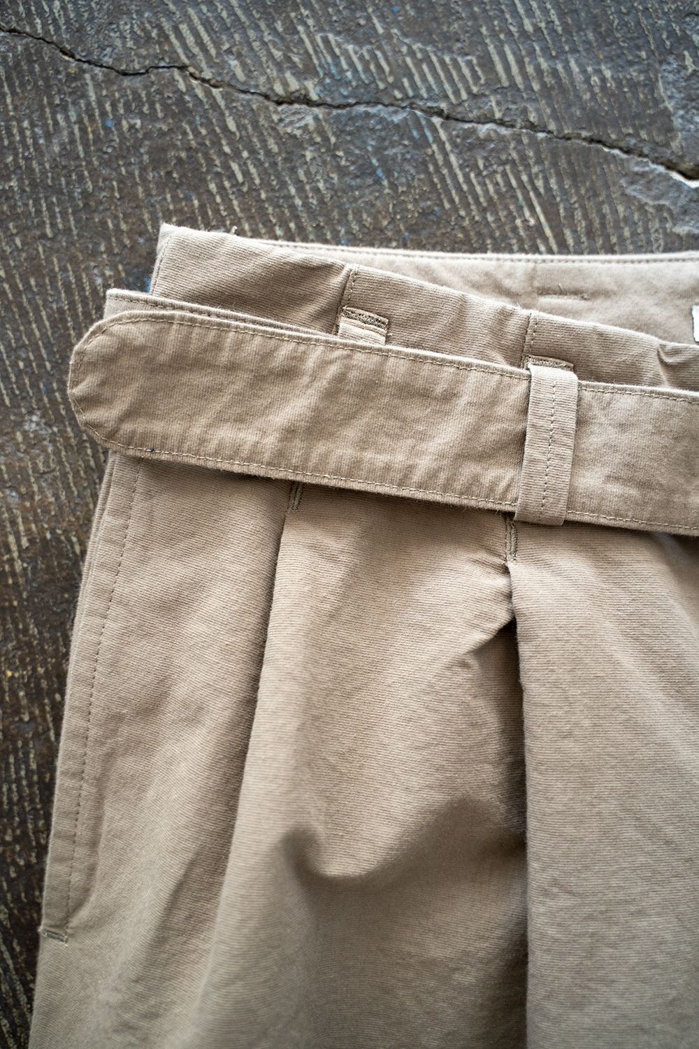 【ラスト1点】【22SS】Belted Back Pleat Pants(KHAKI)