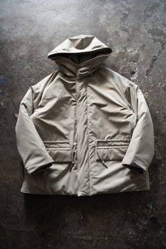 【ラスト1点】【24AW】シンサレートフーデッドブルゾン(SAND BEIGE)