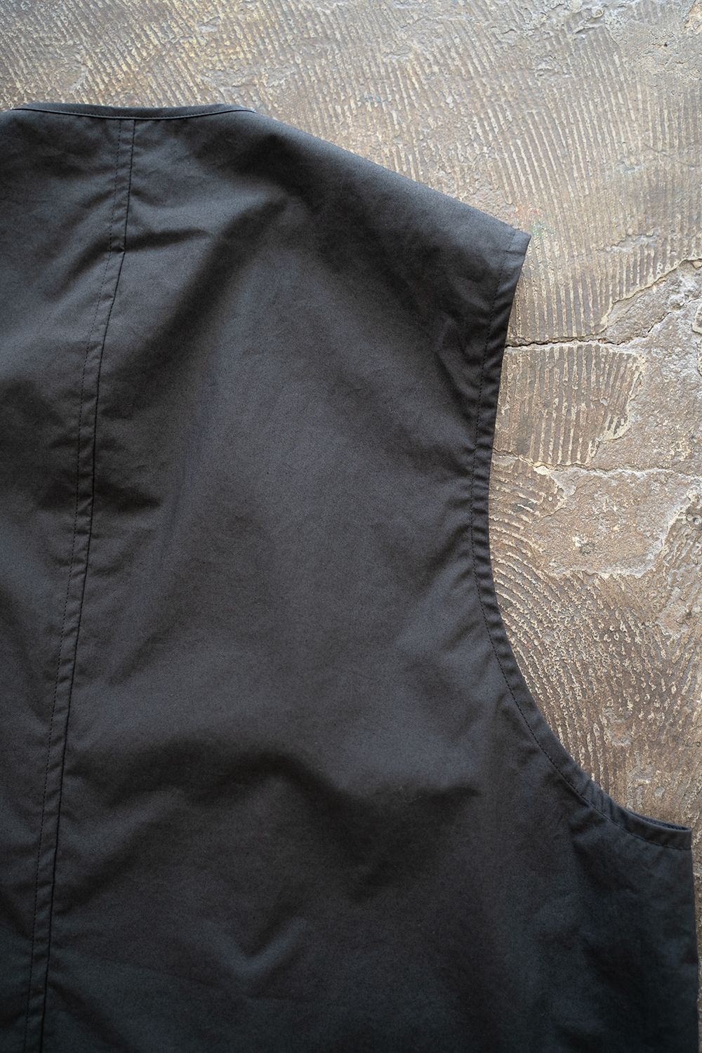 【ラスト1点】【24SS】オーガニックコットンタイプライタースナップタブベスト(BLACK)