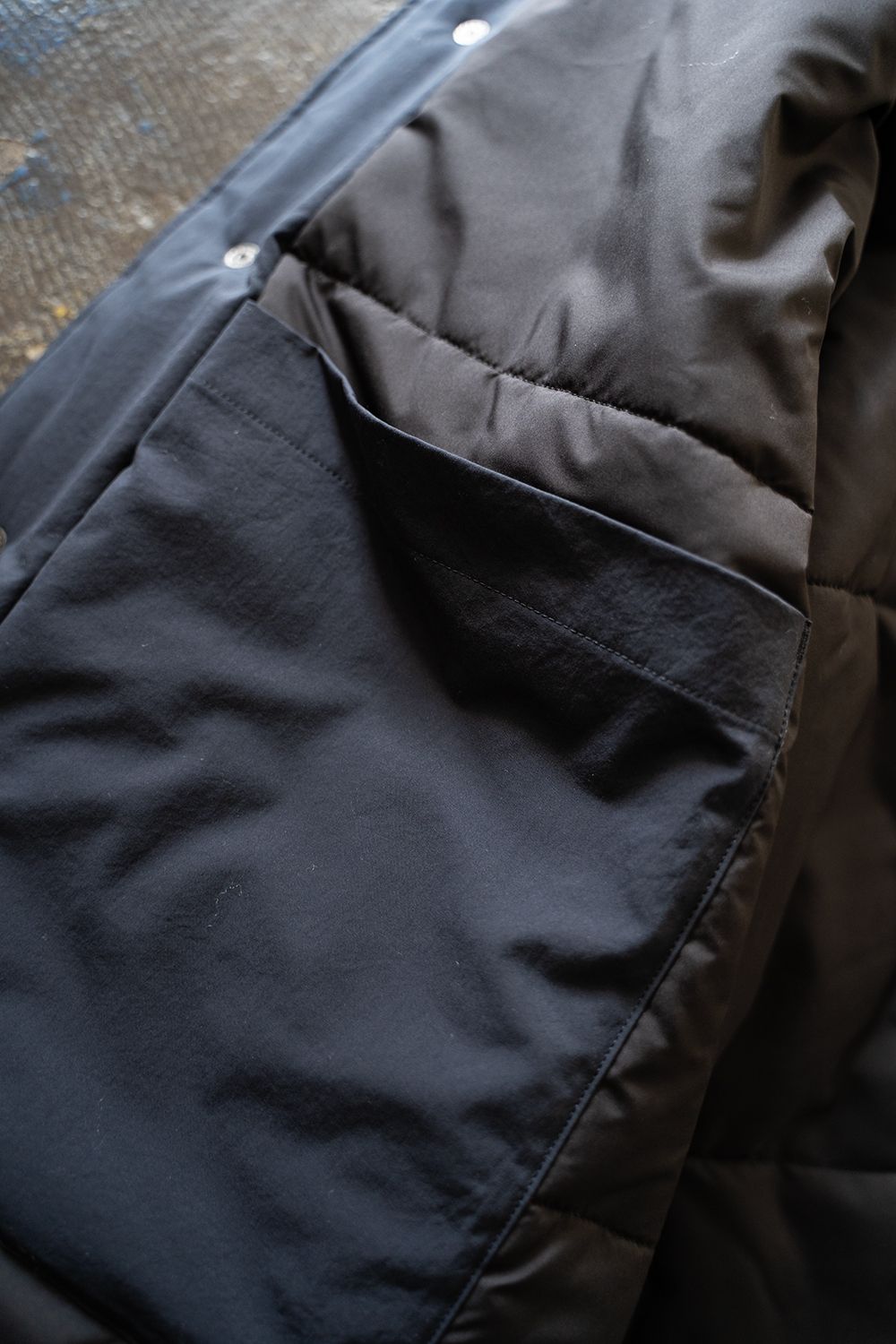 【ラスト1点】【24AW】シンサレートフーデッドブルゾン(NAVY)