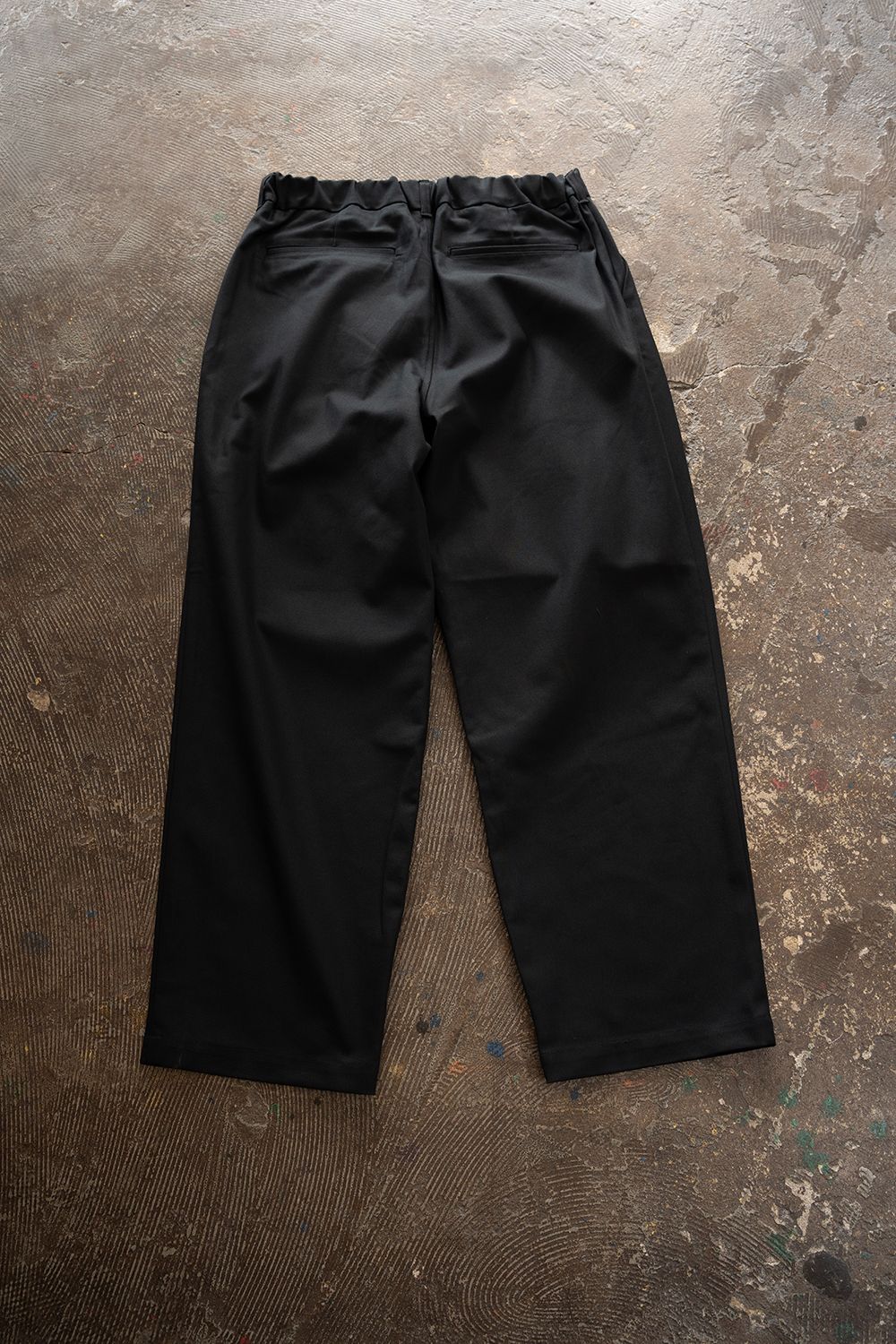 【26AW】コットンツイル2タックテーパードパンツ(BLACK NAVY)